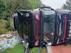 Převrácený mimo silnic skončil kamion převážející balené minerálky