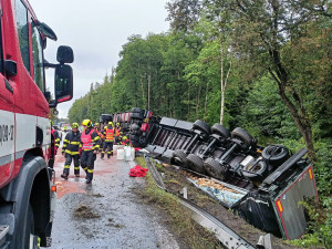 Převrácený mimo silnic skončil kamion převážející balené minerálky