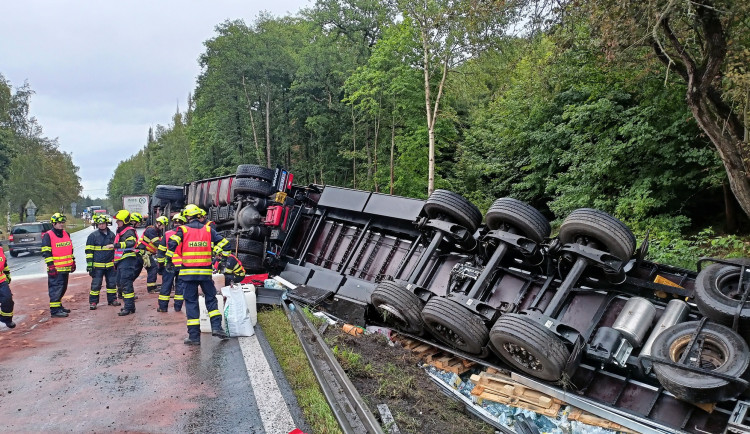 Převrácený mimo silnic skončil kamion převážející balené minerálky