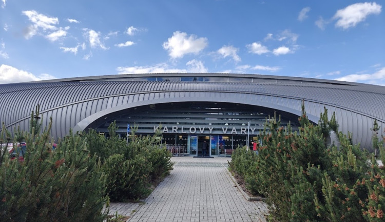 Karlovarské letiště připravuje rozšíření parkování, má být i nadále bezplatné
