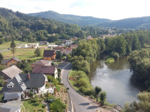 Zahraniční dobrovolníci zvelebují rekreační areál v Kyselce na Karlovarsku