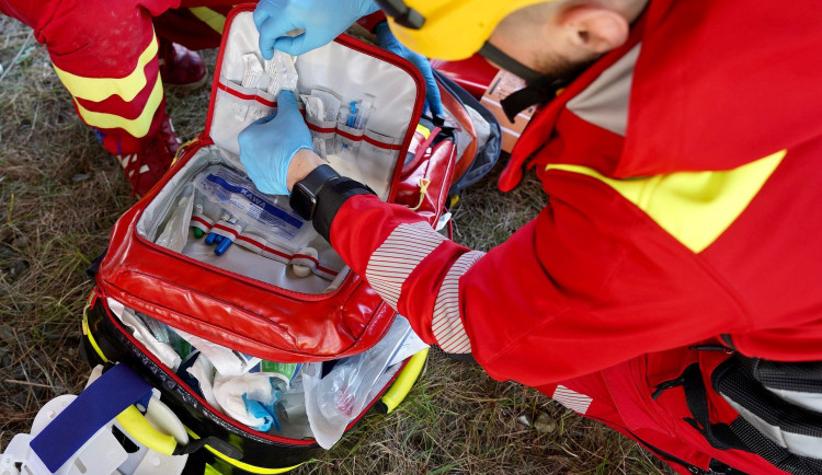 Pod párem se utrhl balkon. Oba transportovala záchranná služba do nemocnice