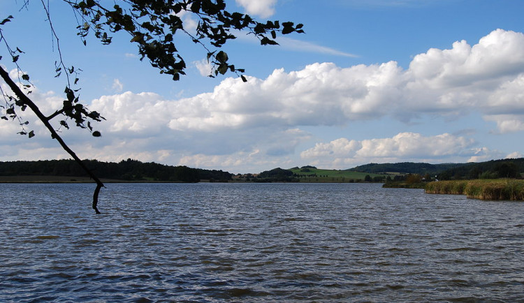 Voda na většině přírodních koupališť v Karlovarském kraji je stále dobrá