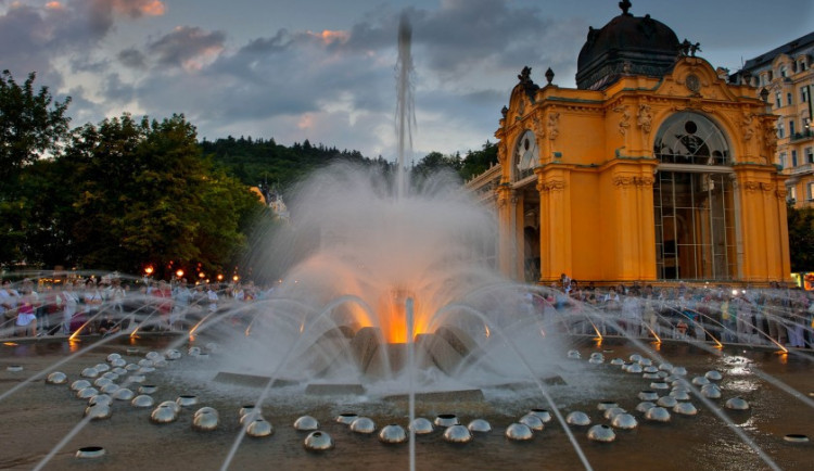 Zpívající fontána v Mariánských Lázních bude znít jen do konce týdne, pak začnou opravy