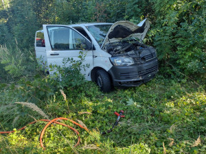 Dodávka se čtyřmi lidmi havarovala na výjezdu z Varů. Tři zranění