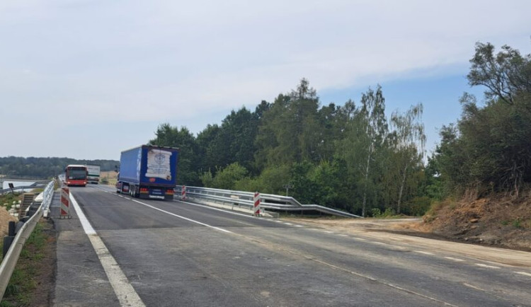 Most po hrázi přehrady Jesenice u Chebu je s předstihem znovu průjezdný