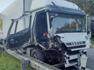 Výjezd z Karlových Varů na silnici I/6 omezila nehoda, jeden vážně zraněný