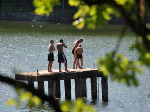 Přírodní koupaliště v Karlovarském kraji mají mírně zhoršenou kvalitu vody