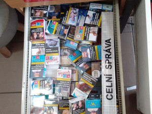 Celníci si došlápli na pochybný prodej alkoholu, zabavili 900 litrů lihovin a stovky plechovek piva