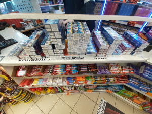 Celníci si došlápli na pochybný prodej alkoholu, zabavili 900 litrů lihovin a stovky plechovek piva