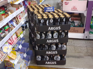 Celníci si došlápli na pochybný prodej alkoholu, zabavili 900 litrů lihovin a stovky plechovek piva