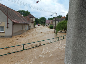 Přijdou extrémní deště a silný vítr, varují meteorologové. Hrozí povodně