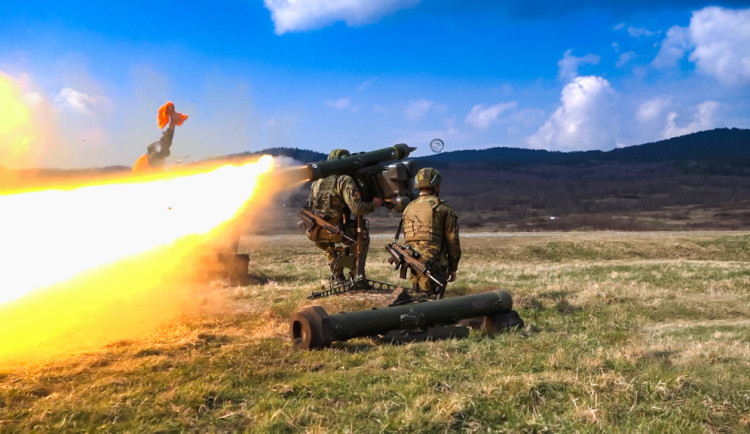 Vojáci ze tří zemí cvičí bojové střelby na drony na Doupově na Karlovarsku