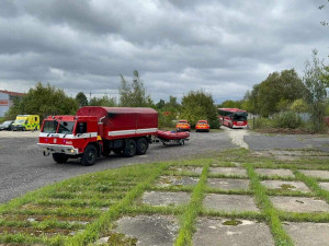 Hasiči v Karlovarském kraji likvidují následky větru, pomohou i na Moravě