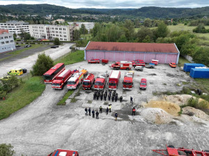 Hasiči v Karlovarském kraji likvidují následky větru, pomohou i na Moravě