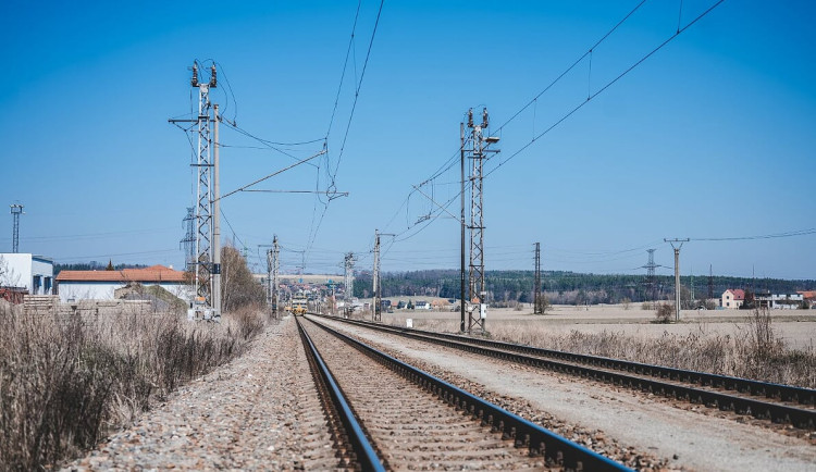 Železnice do Potůčků na Karlovarsku se opravuje za téměř 300 milionů