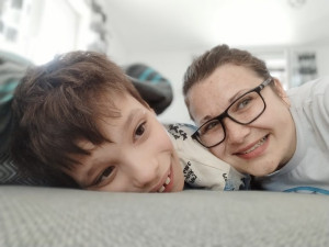 Vojtíšek se od narození potýká s autismusmem s těžkým mentálním postižením, rodiče to ale nevzdávají