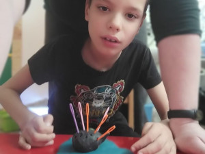 Vojtíšek se od narození potýká s autismusmem s těžkým mentálním postižením, rodiče to ale nevzdávají