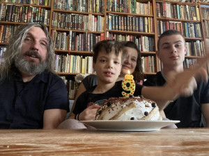 Vojtíšek se od narození potýká s autismusmem s těžkým mentálním postižením, rodiče to ale nevzdávají