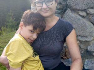 Vojtíšek se od narození potýká s autismusmem s těžkým mentálním postižením, rodiče to ale nevzdávají