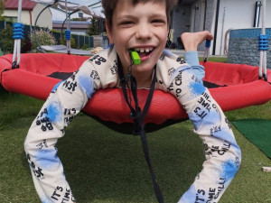 Vojtíšek se od narození potýká s autismusmem s těžkým mentálním postižením, rodiče to ale nevzdávají