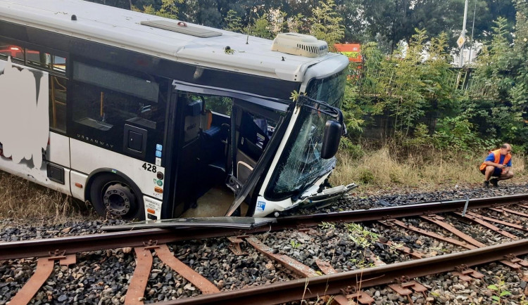 V Karlových Varech havaroval autobus, sjel ze silnice. Na místě jsou zranění