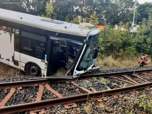 V Karlových Varech havaroval autobus, sjel ze silnice. Na místě jsou zranění