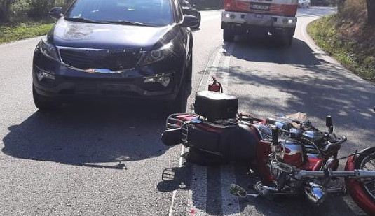 FOTO: Auto v Kostelci narazilo do motorky. Její řidič spadl na silnici a byl převezený do nemocnice