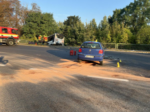 Trať poškozená po nehodě autobusu by měla být opravená v sobotu