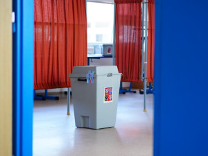 Volební místnosti se uzavřely. Začalo sčítání.