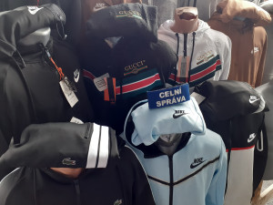 Během dvou měsíců zabavili celníci zboží za miliony, šlo o padělky elektronických cigaret i plyšáků