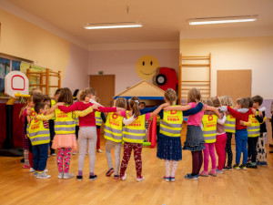 Odklady nástupu do škol komplikují v Karlovarském kraji práci školám i školkám