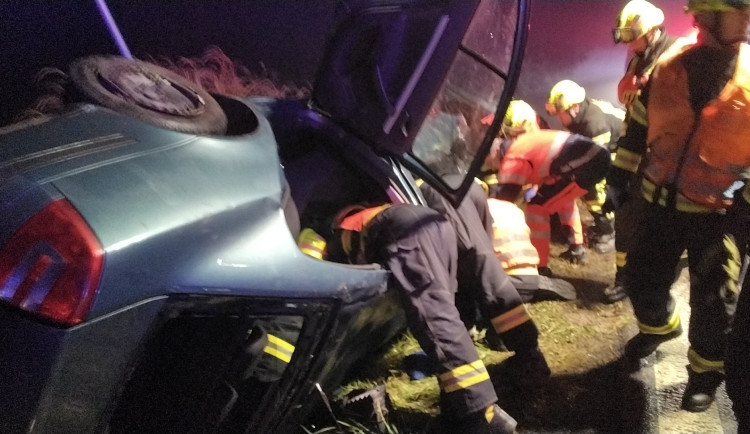 Vážná nehoda u Bochova. Řidič zůstal v převráceném autě zaklíněný