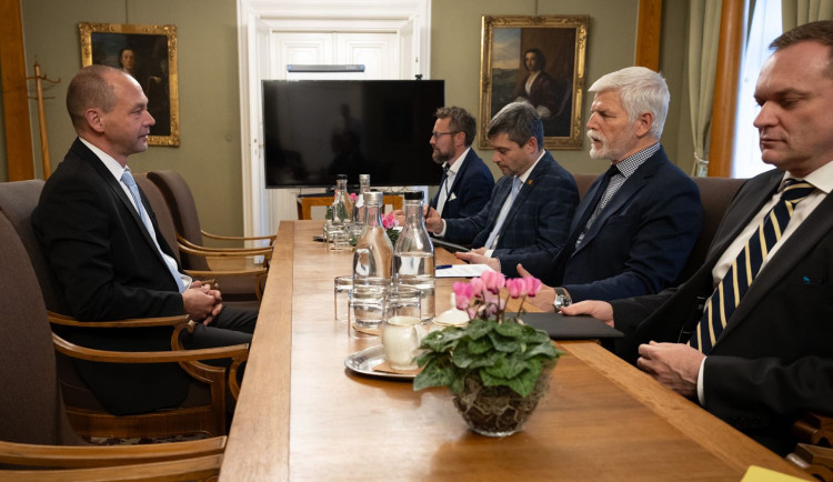 Prezident Pavel jmenoval ministra pro místní rozvoj dosavadního karlovarského hejtmana Petra Kulhánka