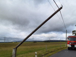 Hasiče po vichřici zaměstnávalo množství popadaných stromů. Do jednoho narazil i osobní vlak