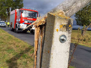 Hasiče po vichřici zaměstnávalo množství popadaných stromů. Do jednoho narazil i osobní vlak
