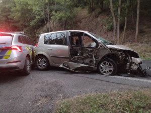 VIDEO: Řidič vletěl vysokou rychlostí do místa, kde dva hasiči zasahovali u jiné nehody. Děsivé okamžiky zachytila kamera