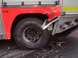 Poškozená cisterna hasičů