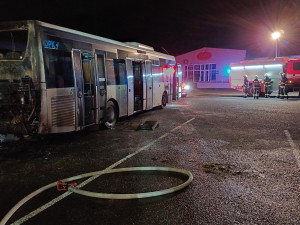 Autobus začal hořet na parkovišti, kde stály ještě další autobusy