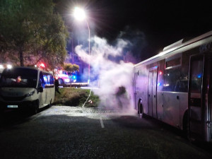 Autobus začal hořet na parkovišti. Jeho řidič se snažil zlikvidovat oheň hasičákem, ale utrpěl zranění