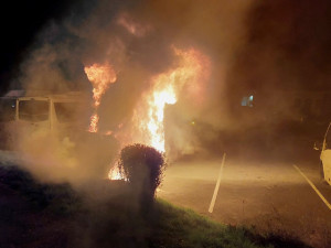 Autobus začal hořet na parkovišti. Jeho řidič se snažil zlikvidovat oheň hasičákem, ale utrpěl zranění