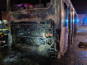 Autobus začal hořet na parkovišti. Jeho řidič se snažil zlikvidovat oheň hasičákem, ale utrpěl zranění