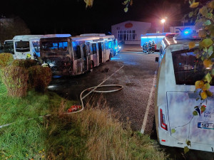 Autobus začal hořet na parkovišti. Jeho řidič se snažil zlikvidovat oheň hasičákem, ale utrpěl zranění