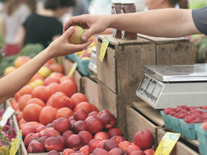 Z celkového objemu supermarkety vyhodí méně než procento potravin, ukazuje anketa