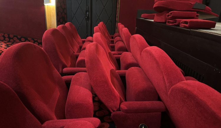 V Chodově na Sokolovsku modernizují kino. Diváky čekají pohodlnější sedačky a držáky na nápoje