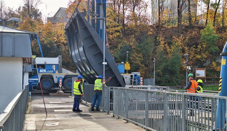 Na přehradě Skalka osadilo povodí Ohře opravenou jezovou klapku, váží 17 tun