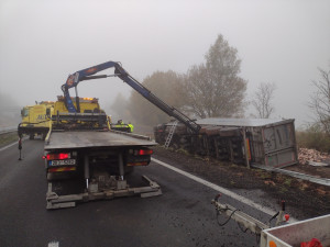 Kamion převážející zvířecí kosti ochromil provoz na silnici mezi Karlovými Vary a Ostrovem