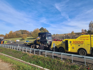 Kamion převážející zvířecí kosti ochromil provoz na silnici mezi Karlovými Vary a Ostrovem