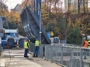 Na přehradě Skalka osadilo povodí Ohře opravenou jezovou klapku, váží 17 tun