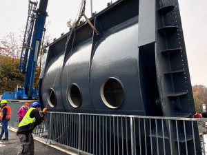 Na přehradě Skalka osadilo povodí Ohře opravenou jezovou klapku, váží 17 tun